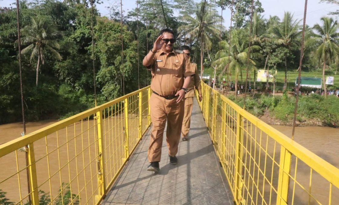 Bupati Sukabumi Resmikan Jembatan Gantung Leuwi Reuming