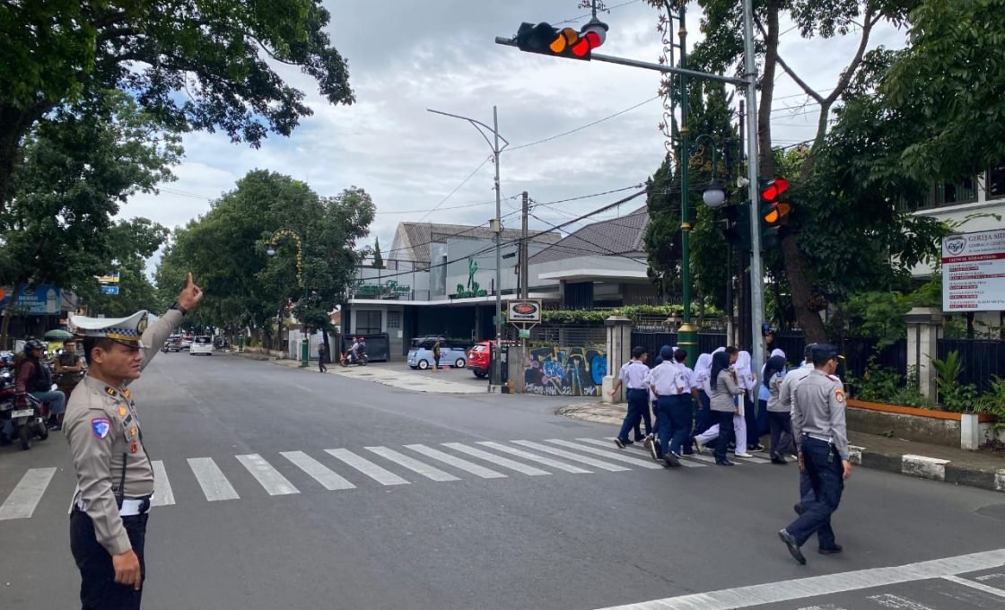 Satlantas Polres Cimahi Sosialisasikan Pelican Crossing