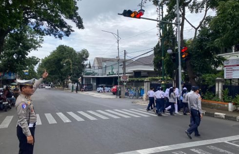 Satlantas Polres Cimahi Sosialisasikan Pelican Crossing