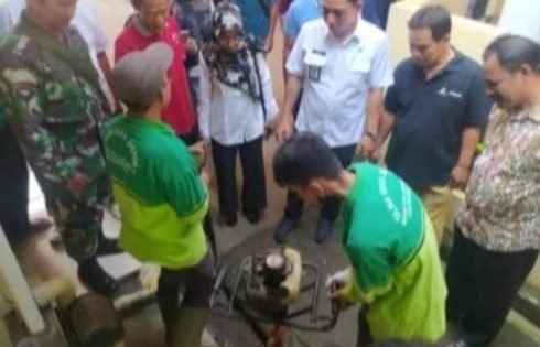 Gerakan Bersama Babinsa dan Kelurahan, Sosialisasikan Pembuatan Lubang Resapan Biopori Cilodong Depok