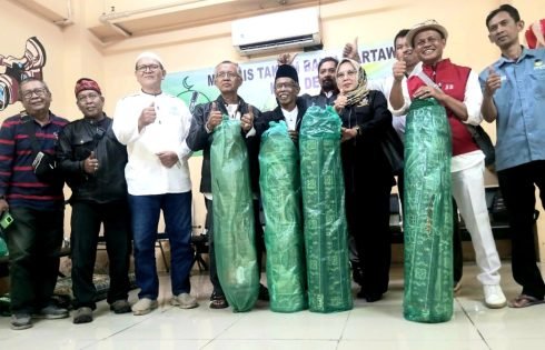 MT Balai Wartawan Mendapat 8 Lembar Karpet Dari Hj. Qonita Lutfiyah, SE., MM Anggota DPRD Kota Depok