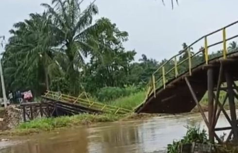 Diduga Dihantam Gumpalan Enceng Gondok, Jembatan Besi Lubuk Rukam–Muara Kumbang Ambruk