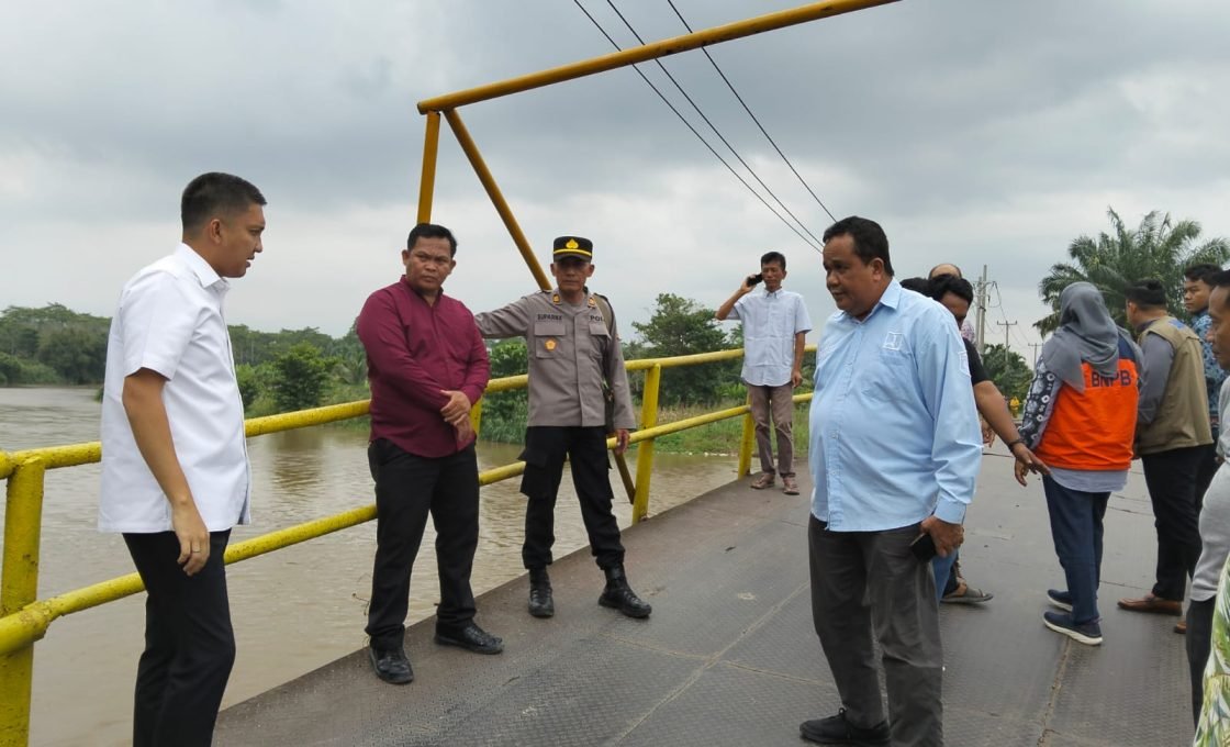 Kapolsek Rantau Alai Dampingi Bupati Ogan Ilir Tinjau Jembatan Penghubung Desa yang Roboh dan  Sampaikan Himbauan