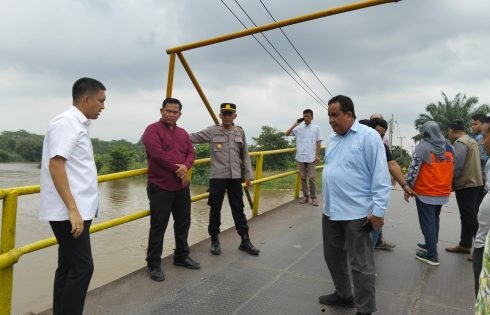 Kapolsek Rantau Alai Dampingi Bupati Ogan Ilir Tinjau Jembatan Penghubung Desa yang Roboh dan  Sampaikan Himbauan