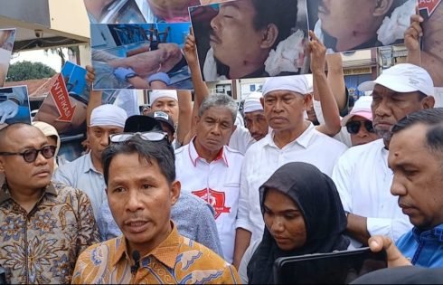 Terkait Kasus Penganiayaan dan Pembunuhan Sadis, Massa Dari Korban Datangi Polres Metro Depok, Desak Tangkap Pelaku