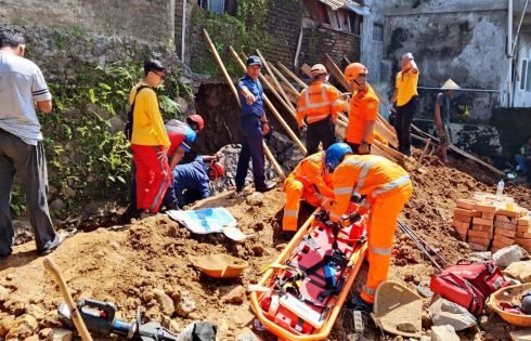 Dua Orang Pekerja Bangunan Tertimbun Material Longsoran Tebing Yang Ambruk