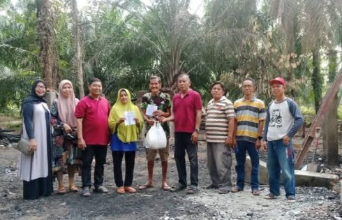 Ketua DPC PDI Perjuangan Ogan Ilir Serahkan Bantuan Untuk Korban Kebakaran di Rantau Panjang