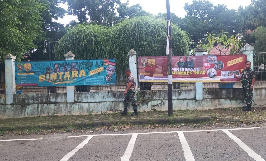 Babinsa Koramil 03/Sukmajaya Pasang Spanduk Pamplet Rekruitmen Penerimaan Prajurit TNI AD TA 2026