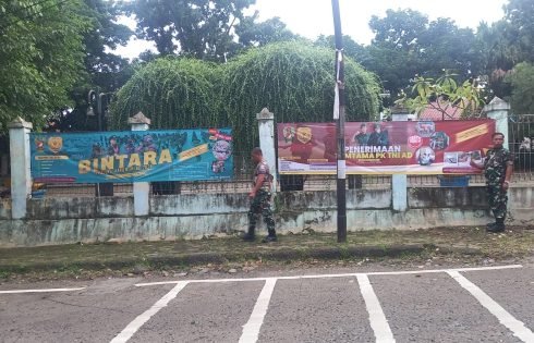 Babinsa Koramil 03/Sukmajaya Pasang Spanduk Pamplet Rekruitmen Penerimaan Prajurit TNI AD TA 2026