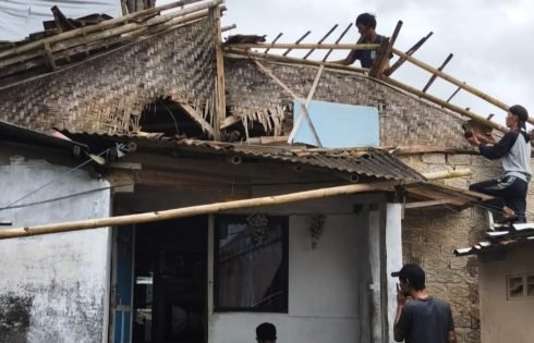 Diguyur Hujan Dini Hari, Rumah Nelawati Roboh, 10 Jiwa Bertahan di Bawah Terpal
