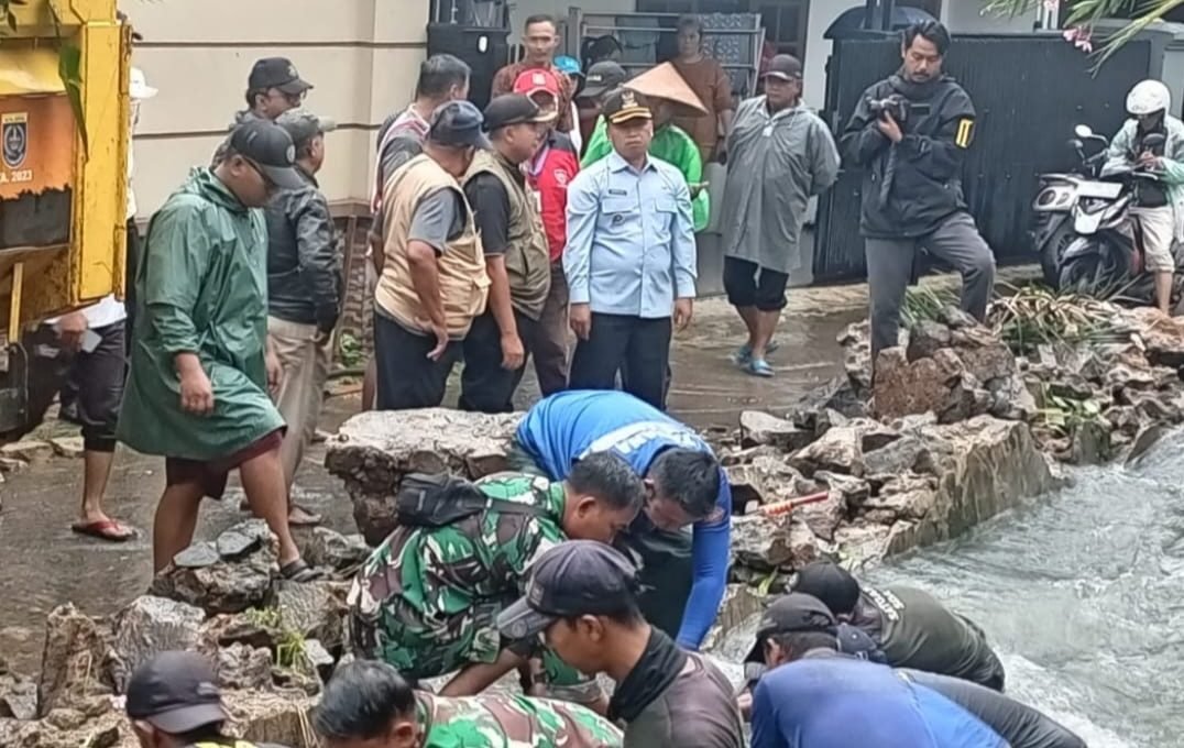 Tinjau Longsor dan Turap Jebol, Walikota Depok Fokus Penanganan Darurat dan Keselamatan Warga