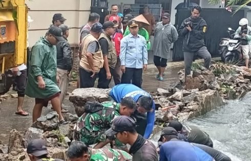 Tinjau Longsor dan Turap Jebol, Walikota Depok Fokus Penanganan Darurat dan Keselamatan Warga