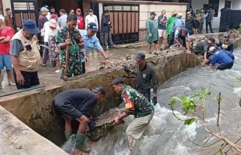 Gerak Cepat, Babinsa, Pemkot dan Warga Perbaiki Turap Jebol di Villa Pertiwi Kota Depok