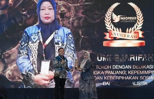 Pemred Sudut Pandang Umi Sjarifah Raih Anugerah INDOPOSCO 2026