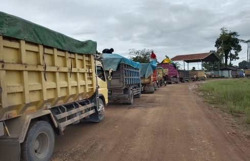 Antrian Puluhan Truk Bermuatan Limbah Cangkang Sawit, Gunung Tabur, Kab. Berau Diduga Tak Kantongi Dokumen Lengkap