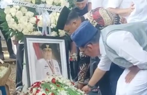 Ribuan Pelayat Antar Jenazah Alex Noerdin ke Peristirahatan Terakhir