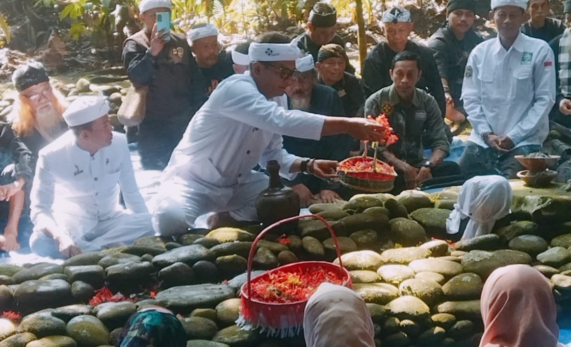 Warga Desa Bojongmengger Gelar Upacara Adat Tradisi Nyekar di Situs Sanghyang Permana Balaniksa