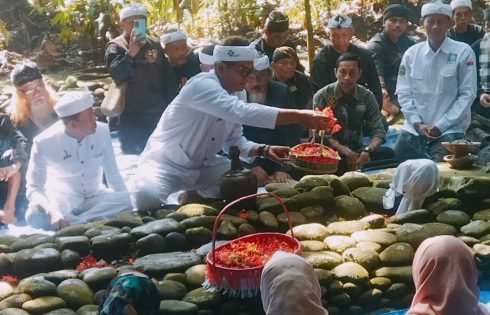 Warga Desa Bojongmengger Gelar Upacara Adat Tradisi Nyekar di Situs Sanghyang Permana Balaniksa