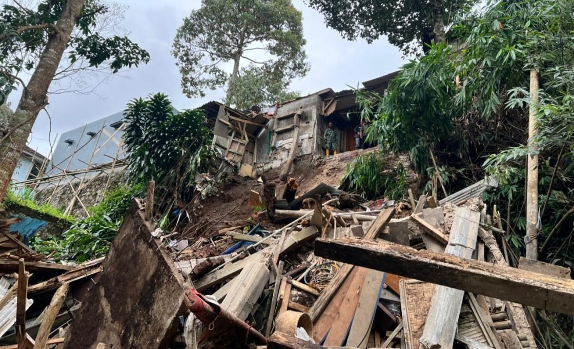 Akibat Longsor, Bangunan UMKM di Wilayah Sriwedari Ambruk Untuk Kedua Kalinya