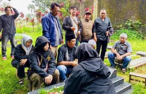 Peringati HPN 2026, Jajaran Pengurus dan Anggota PWI Kota Sukabumi Gelar Ziarah Kubur
