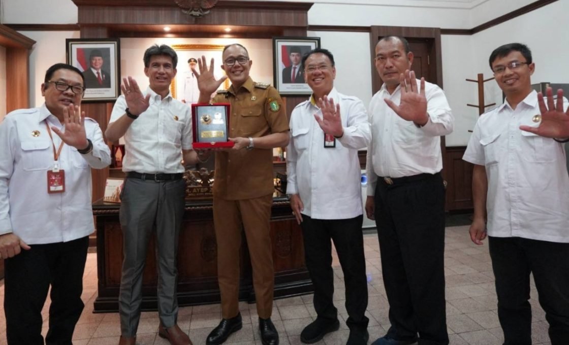 Wali Kota Sukabumi, Ayep Zaki  Menerima Penghargaan dari MAPI, Karena Dinilai Memiliki Komitmen Anti Pungli