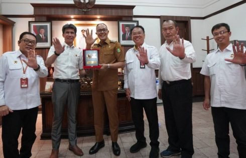 Wali Kota Sukabumi, Ayep Zaki  Menerima Penghargaan dari MAPI, Karena Dinilai Memiliki Komitmen Anti Pungli