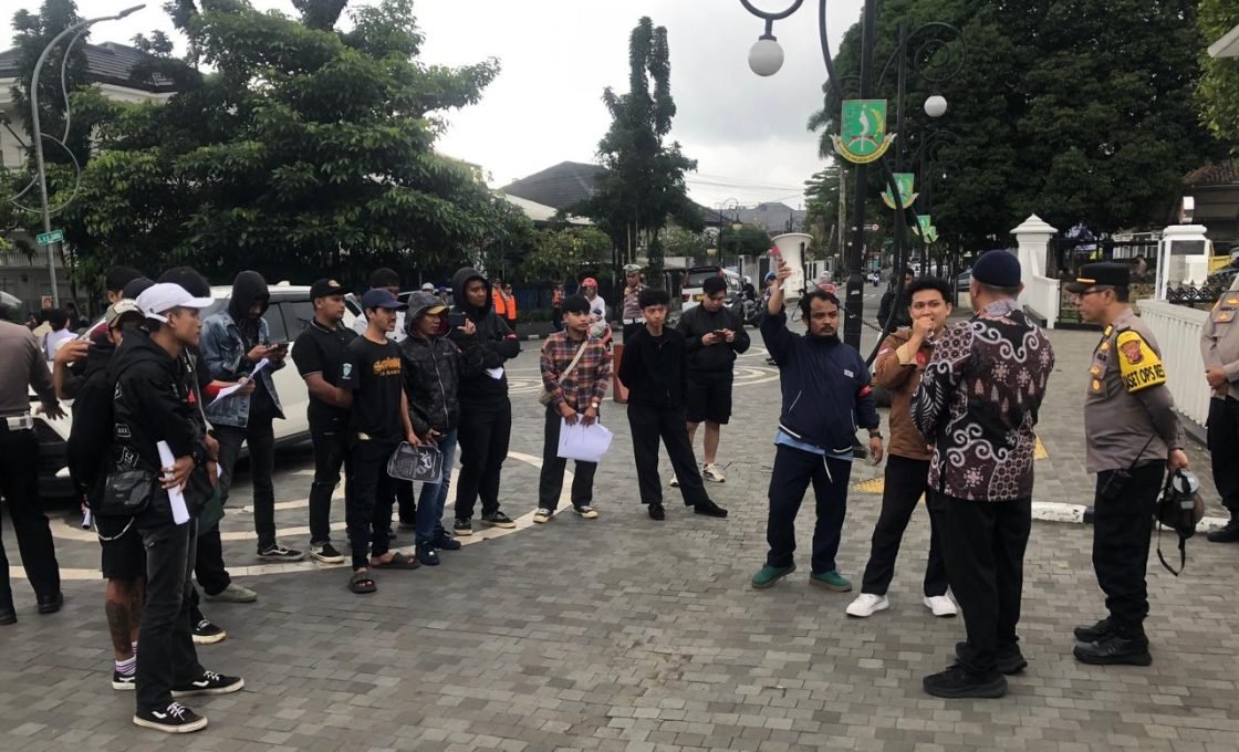 Mahasiswa Geruduk Balai Kota Sukabumi, Laporkan Ubaydillah ke Kejaksaan