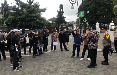 Mahasiswa Geruduk Balai Kota Sukabumi, Laporkan Ubaydillah ke Kejaksaan