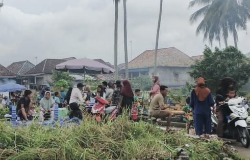 Jelang Bulan Ramadhan, Warga Desa Pedamaran 2 Gelar Aksi Gotong – Royong Bersihkan TPU