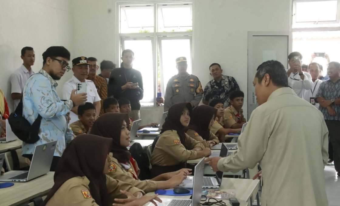 Wabup. Sukabumi Dampingi Wamendikdasmen Tinjau Program Unggulan SDN 01 Cinadak Dan Pembelajaran Modern Di SRMP 7