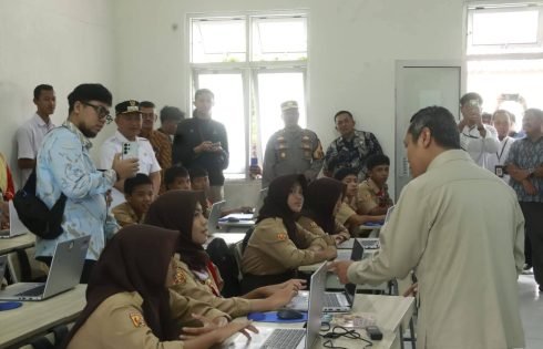 Wabup. Sukabumi Dampingi Wamendikdasmen Tinjau Program Unggulan SDN 01 Cinadak Dan Pembelajaran Modern Di SRMP 7