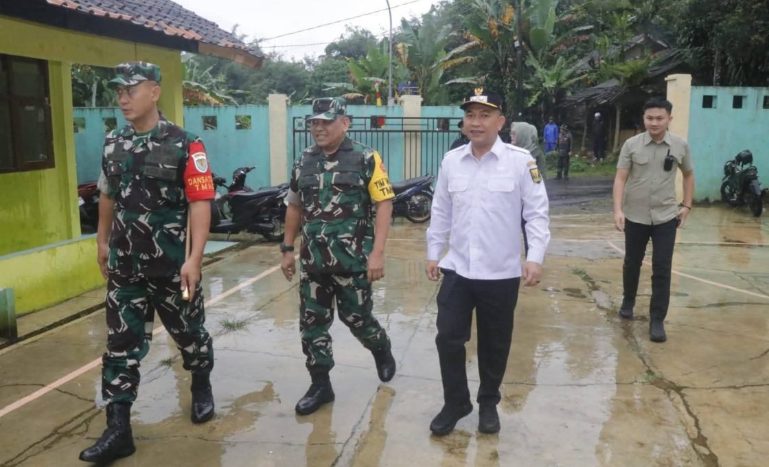 Dampingi Tim Masev, Wakil Bupati Sukabumi, H. Andreas Tinjau Lokasi TMMD ke 127 di Parakansalak