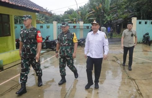 Dampingi Tim Masev, Wakil Bupati Sukabumi, H. Andreas Tinjau Lokasi TMMD ke 127 di Parakansalak