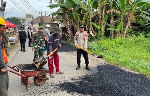 Operasi BelidA Dimulai, Polda Sumsel Perbaiki Jalan dan Bersihkan Lingkungan Jelang Lebaran