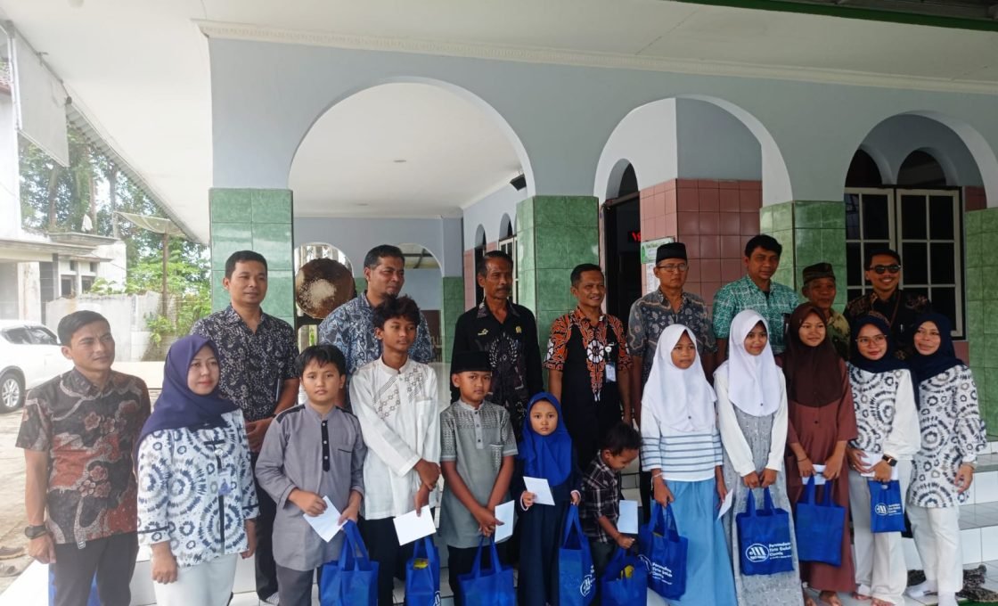 PDAM Tirta Galuh Cabang Cisaga Bagi – Bagi Takjil dan Santuni Anak Yatim