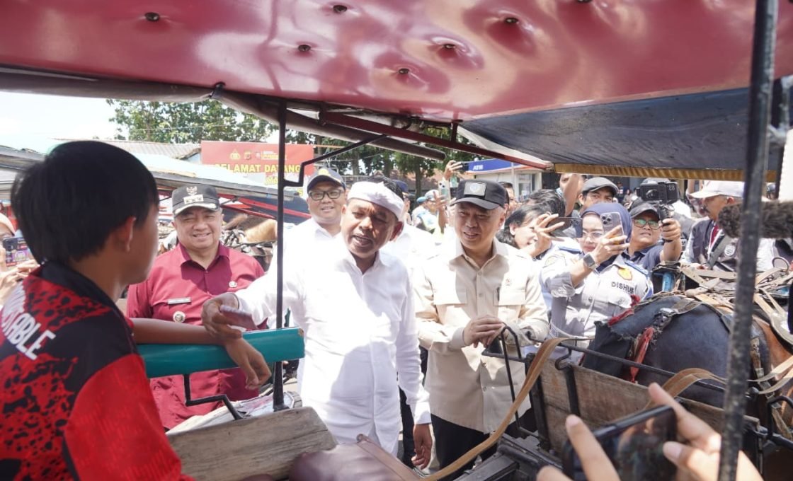 Gubernur Jabar Berikan Kompensasi Ratusan Kusir Delman dan Penarik Becak