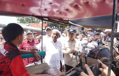 Gubernur Jabar Berikan Kompensasi Ratusan Kusir Delman dan Penarik Becak