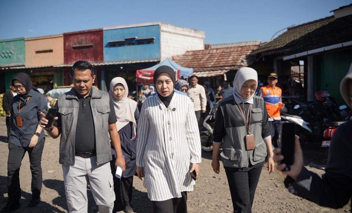 Tindaklanjuti Keluhan Warga Terkait Kelangkaan Elpiji 3 Kg, Wabup. Garut Kunjungi Pasar Andir