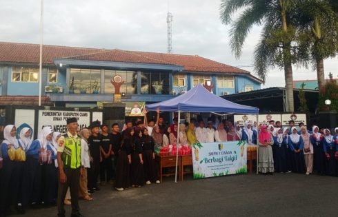 SMP Negeri 1 Cisaga Gelar Kegiatan Berbagi Takjil dan Santunan