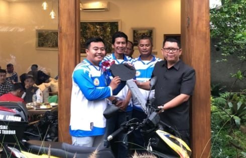 Anggota DPRD Kota Sukabumi H. Agus Samsul Serahkan Motor Layanan Sosial Untuk Karang Taruna Karang Tengah