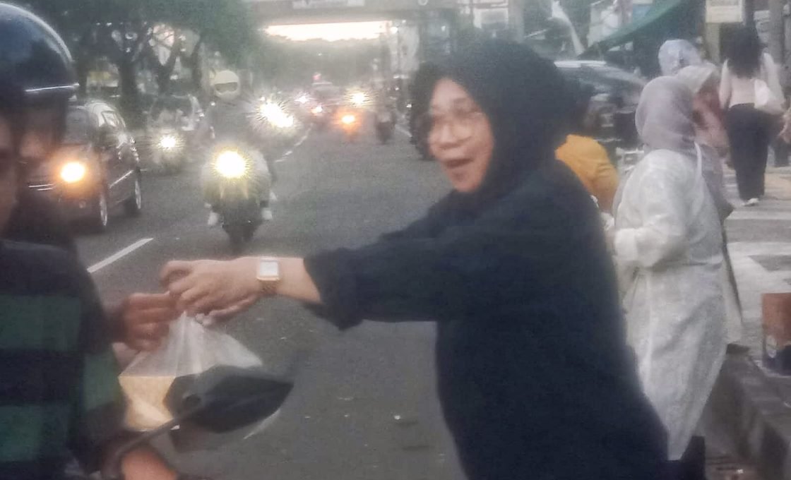 Hangatnya Sedekah Ramadhan, IKRAR Santuni Puluhan Anak Yatim dan Bagikan 500 Paket Takjil