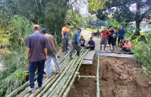 Warga Gotong Royong Bangun Jembatan Darurat di Ogan Ilir