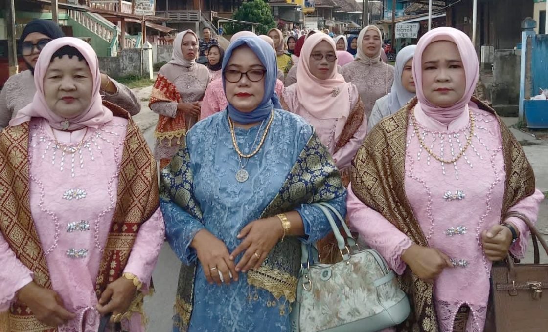 Berarak Petang, Tradisi Arak-Arakan Pengantin yang Tetap Hidup di “Kota Tikar” Pedamaran