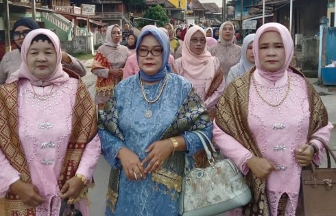 Berarak Petang, Tradisi Arak-Arakan Pengantin yang Tetap Hidup di “Kota Tikar” Pedamaran