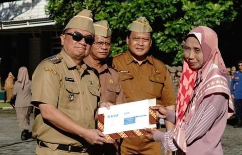 Bupati Garut Serahkan 4.400 # untuk Perlindungan Petani