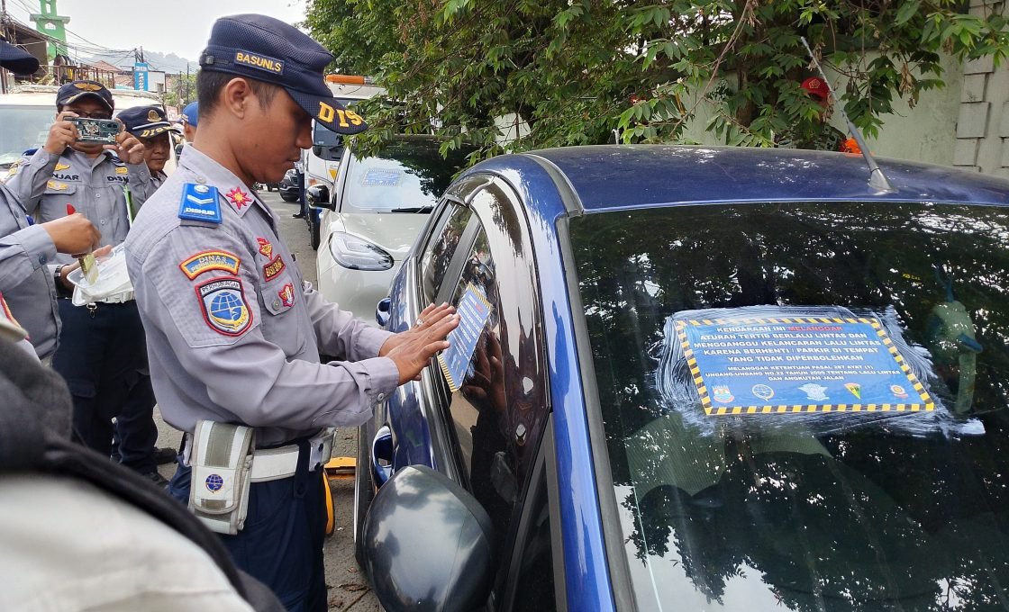 Dishub Cimahi Sikat Kendaraan Parkir Liar di Titik Rawan Macet