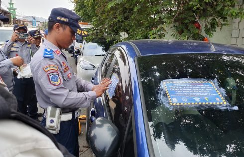 Dishub Cimahi Sikat Kendaraan Parkir Liar di Titik Rawan Macet