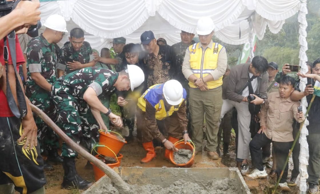 Bersama Danrem 061/Surya Kencana, Bupati Sukabumi Resmikan Pembangunan Jembatan Garuda