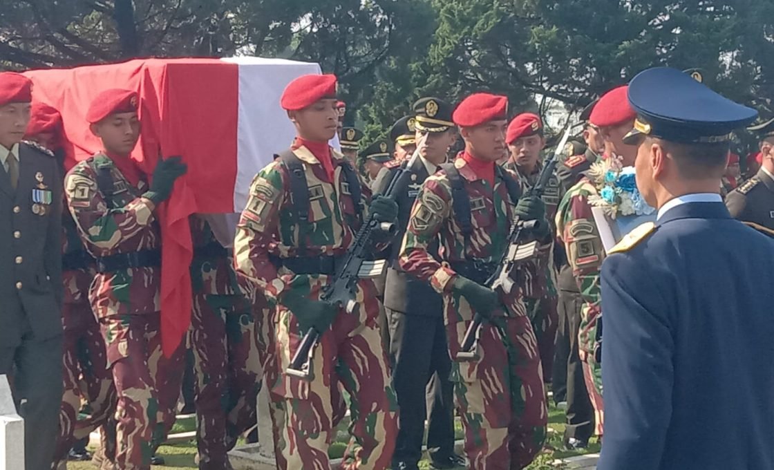 Pemakaman Militer Mayor Inf. (Anumerta) Zulmi Aditya Iskandar di Taman Makam Pahlawan Cikutra, Dihadiri Panglima TNI