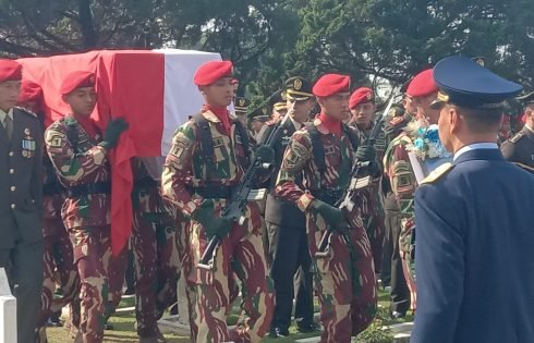 Pemakaman Militer Mayor Inf. (Anumerta) Zulmi Aditya Iskandar di Taman Makam Pahlawan Cikutra, Dihadiri Panglima TNI